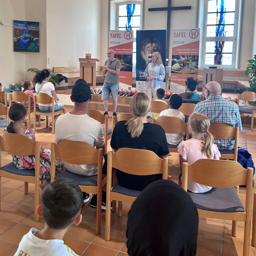 Auto-Müller Hüttenberg, Übergabe der Schultüten an die Kinder der Wetzlarer Tafel