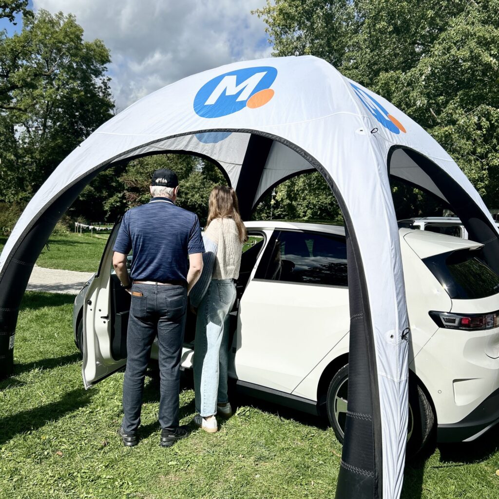 Auto-Müller Hüttenberg, Brückenfest Wetzlar ID. Polo mit Interessenten