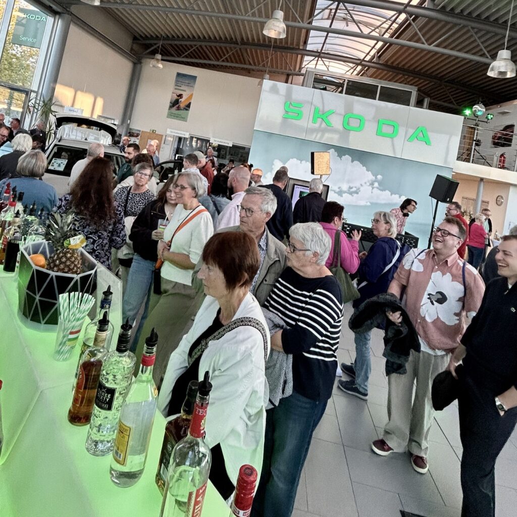 Auto-Müller Wetzlar, Markteinführung Epiq_Peaq, Gäste an der Cocktailbar